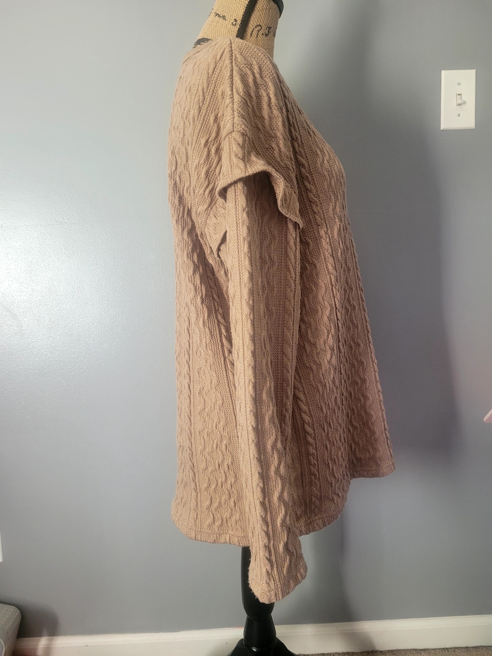 🤎 Cable-Knit Ruffle Shoulder Sweater - Picture 4 of 4